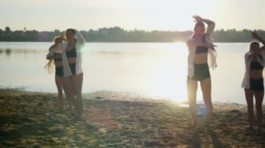 Şafak yakın göl kum plaj dört kız dans performansı
