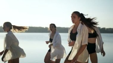 Şafak yakın göl kum plaj dört kız dans performansı