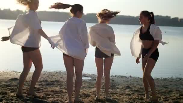 Actuación de baile de cuatro chicas en la playa de arena cerca del lago al amanecer — Vídeos de Stock