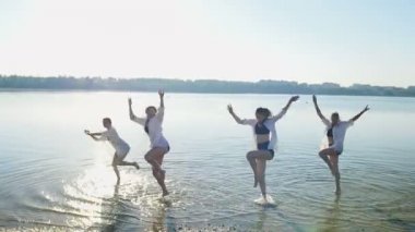 Su beach yakınındaki dört kız üzerinde performans dans