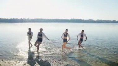 Su beach yakınındaki dört kız üzerinde performans dans