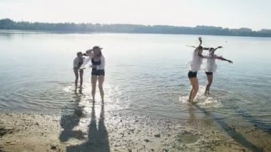 Su beach yakınındaki dört kız üzerinde performans dans
