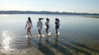 Su beach yakınındaki dört kız üzerinde performans dans
