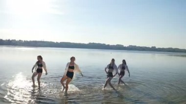 Su beach yakınındaki dört kız üzerinde performans dans