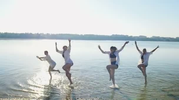 Actuación bailando en el agua de cuatro chicas cerca de la playa — Vídeo de stock