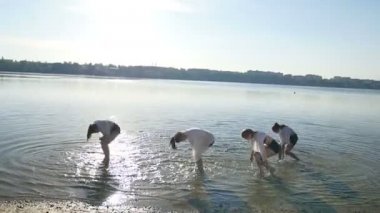 Su beach yakınındaki dört kız üzerinde performans dans