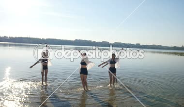 Su beach yakınındaki dört kız üzerinde performans dans