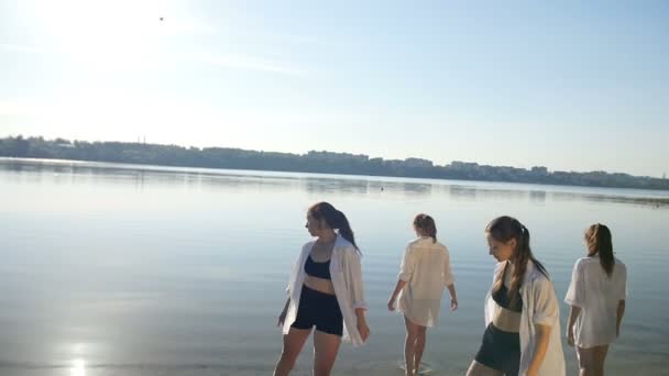 Actuación bailando en el agua de cuatro chicas cerca de la playa — Vídeo de stock