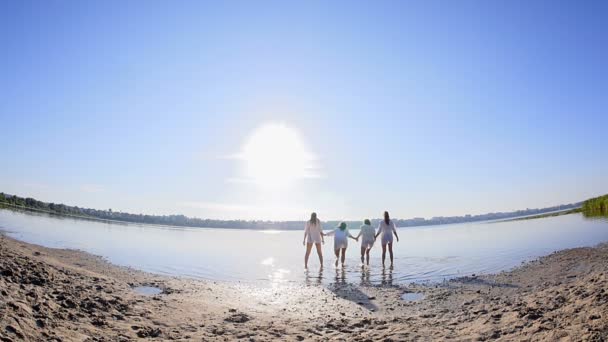 Su beach yakınındaki dört kız üzerinde performans dans — Stok video