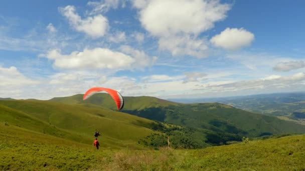 Paraglider taking off van een berg — Stockvideo