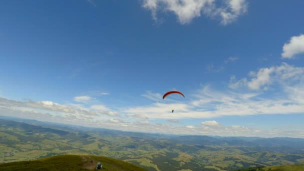 Actividad de parapente volar en las montañas — Vídeo de stock