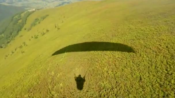 Вид с параплана на горы — стоковое видео