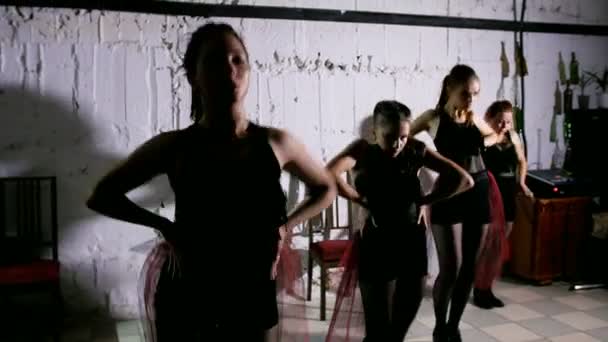 Contemporary dance performance of four dancers — Stock Video