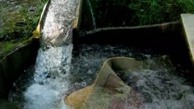 Dağ Nehri üzerinde ahşap Çamaşırhane