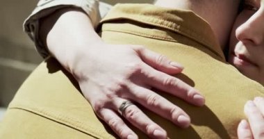 Tatlı çift Avrupa 'nın eski kasabasında tatil yapıyor. Mutlu genç aşıklar birlikte vakit geçirmekten zevk alırlar.