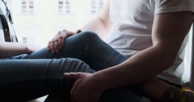 Pencere kenarında oturan genç bir çift ve kadın eski kasaba manzarasının tadını çıkarıyorlar. Mutlu genç aşıklar evde birlikte vakit geçirmenin tadını çıkarırlar.