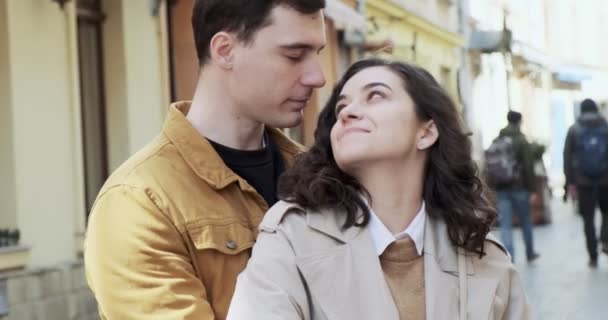 Dulce pareja tener vacaciones en la vieja ciudad europea. Felices amantes jóvenes disfrutan de pasar tiempo juntos — Vídeos de Stock