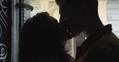 Tatlı çift Avrupa 'nın eski kasabasında tatil yapıyor. Mutlu genç aşıklar birlikte vakit geçirmekten zevk alırlar.