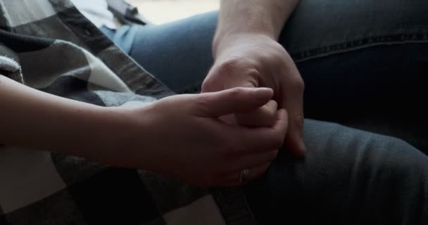 Jeune couple homme et femme assis sur le rebord de la fenêtre et bénéficiant d'une vue sur la vieille ville. Les jeunes amoureux heureux aiment passer du temps ensemble à la maison Vidéo De Stock Libre De Droits