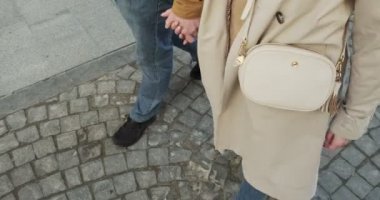Tatlı çift Avrupa 'nın eski kasabasında tatil yapıyor. Mutlu genç aşıklar birlikte vakit geçirmekten hoşlanırlar. Seyahatte birlikte yürümek.