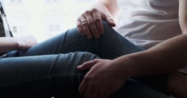 Pencere kenarında oturan genç bir çift ve kadın eski kasaba manzarasının tadını çıkarıyorlar. Mutlu genç aşıklar evde birlikte vakit geçirmenin tadını çıkarırlar.