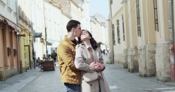 Az édes pár a régi európai városban vakációzik. A boldog fiatal szerelmesek együtt töltik az időt. Stock Videó