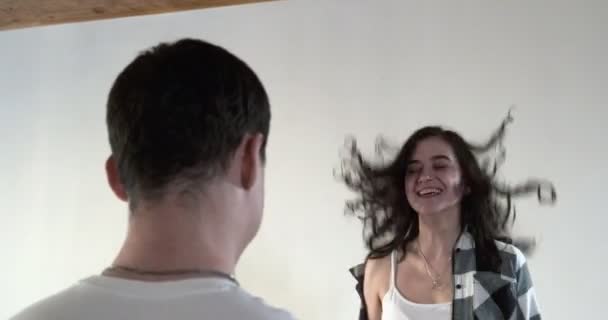 Jovens amantes felizes gostam de passar tempo juntos em casa — Vídeo de Stock