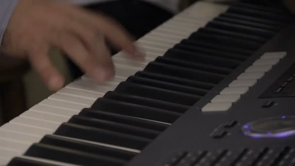 Un primo piano del sintetizzatore — Video Stock