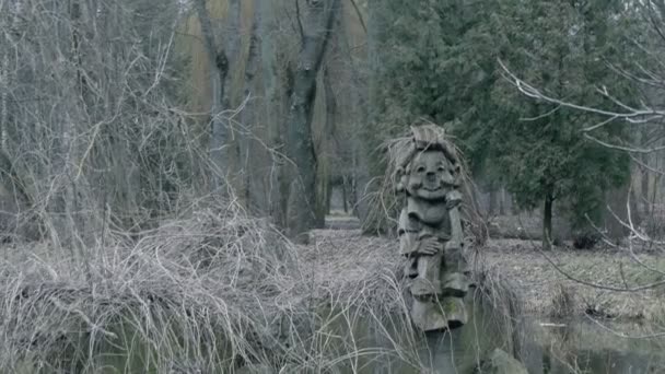 Alte zerstörte Holzstatue von Pinocchio — Stockvideo