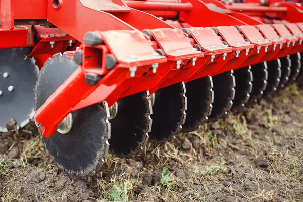 Plow moderna tecnologia trattore rosso da vicino su un campo agricolo — Foto Stock