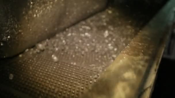 le charbon sur la table vibrante 