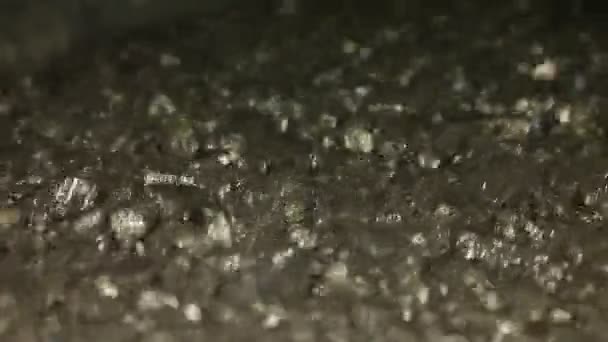 Die Kohle auf dem vibrierenden Tisch — Stockvideo
