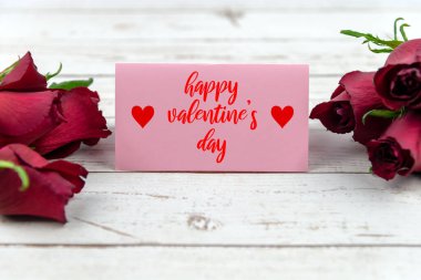 Beyaz Ahşap Arkaplanda Kırmızı Güllü Sevgililer Günü kartı