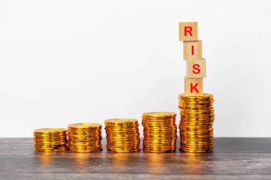 Madeni Para Yığını Üzerine Tahta Blok Üzerine Risk Metni