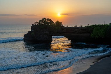 Tanah Lot Bali Endonezya 'daki Batu Bolong tapınağının silueti