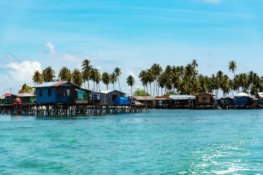 Semporna Sabah Borneo Malezya 'daki Omadal Adası manzarası