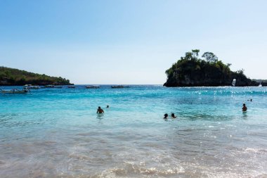 Bali, Endonezya - 16 Eylül 2018: Nusa Penida Bali Endonezya 'daki Crystal Bay plajında insanlar