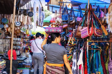 Bali, Endonezya - 17 Eylül 2018: Ubud Sanat Pazarı 'ndaki Balili kadın