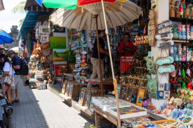 Bali, Endonezya - 17 Eylül 2018: Ubud Street Market 'in Oyalama ve Tedarikçisi