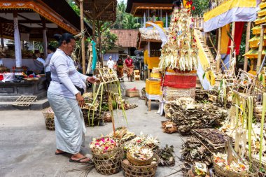 Bali, Endonezya - 17 Eylül 2018: Balili kadınlar Bali Endonezya 'daki Gunung Kawi Tampaksiring tapınağında kurban ya da sesajen hazırlıyorlar