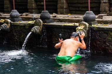 Bali, Endonezya - 17 Eylül 2018: Pura Tirta Empul Tampaksiring Bali 'de insan duası ve arındırma ritüeli olarak da bilinir.