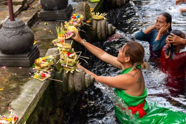 Bali, Endonezya - 17 Eylül 2018: Pura Tirta Empul Tampaksiring Bali 'de namaz kılan ve arındırma ritüeli olarak da bilinen insanlar