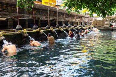 Bali, Endonezya - 17 Eylül 2018: Pura Tirta Empul Tampaksiring Bali 'de namaz kılan ve arındırma ritüeli olarak da bilinen insanlar