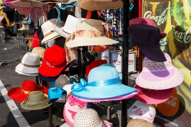 Bali, Endonezya - 15 Eylül 2018: Endonezya 'daki Tanah Lot, Bali, Endonezya' daki sokak pazarında turistlere satılmak üzere çeşitli şapkalar sergileniyor.