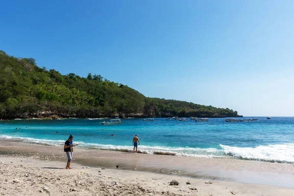 Bali, Endonezya - 16 Eylül 2018: Nusa Penida Bali Endonezya 'daki Crystal Bay plajında insanlar