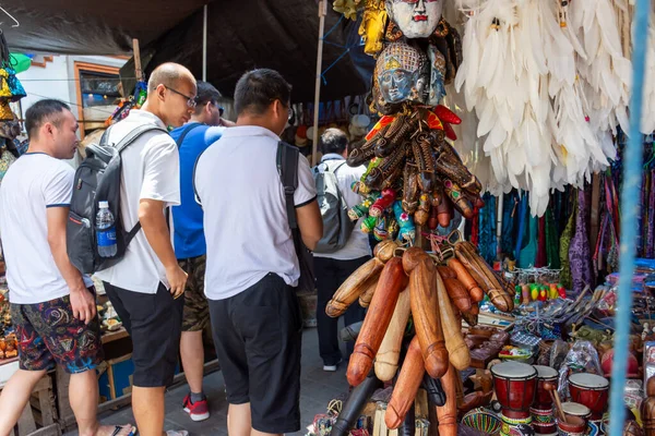 Bali, Endonezya - 17 Eylül 2018: Bali 'deki Ubud sanat pazarında turistler