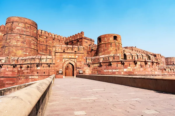 Agra 'nın Kızıl Kalesi aynı zamanda Qila Agra olarak da bilinir. Agra, Uttar Pradesh, Hindistan' da bulunur.