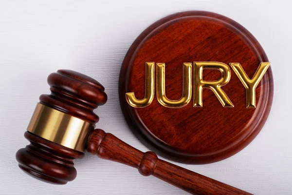 Jüri sözcüğünün ve tokmağın yüksek açılı görüntüsü