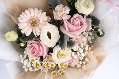 Yüksek melek manzaralı pastel renkli çiçek buketi