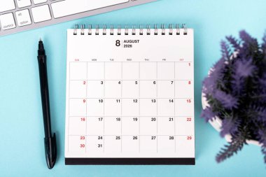 Ağustos 2026 masa takviminin yüksek açılı görünümü